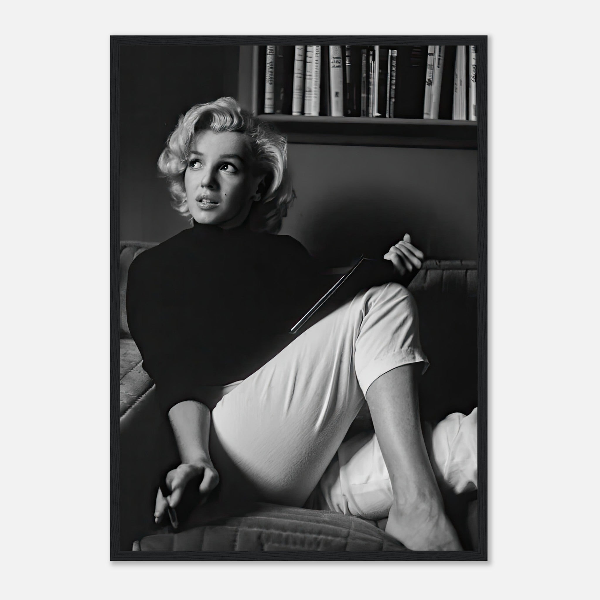 Marilyn Monroe reading a book in a black-and-white framed print, adding vintage charm to any space.