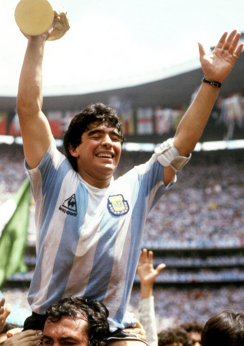 Diego Maradona tiene in alto la Coppa del Mondo 1986