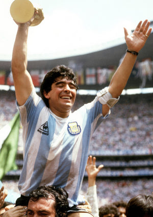 Diego Maradona tiene in alto la Coppa del Mondo 1986