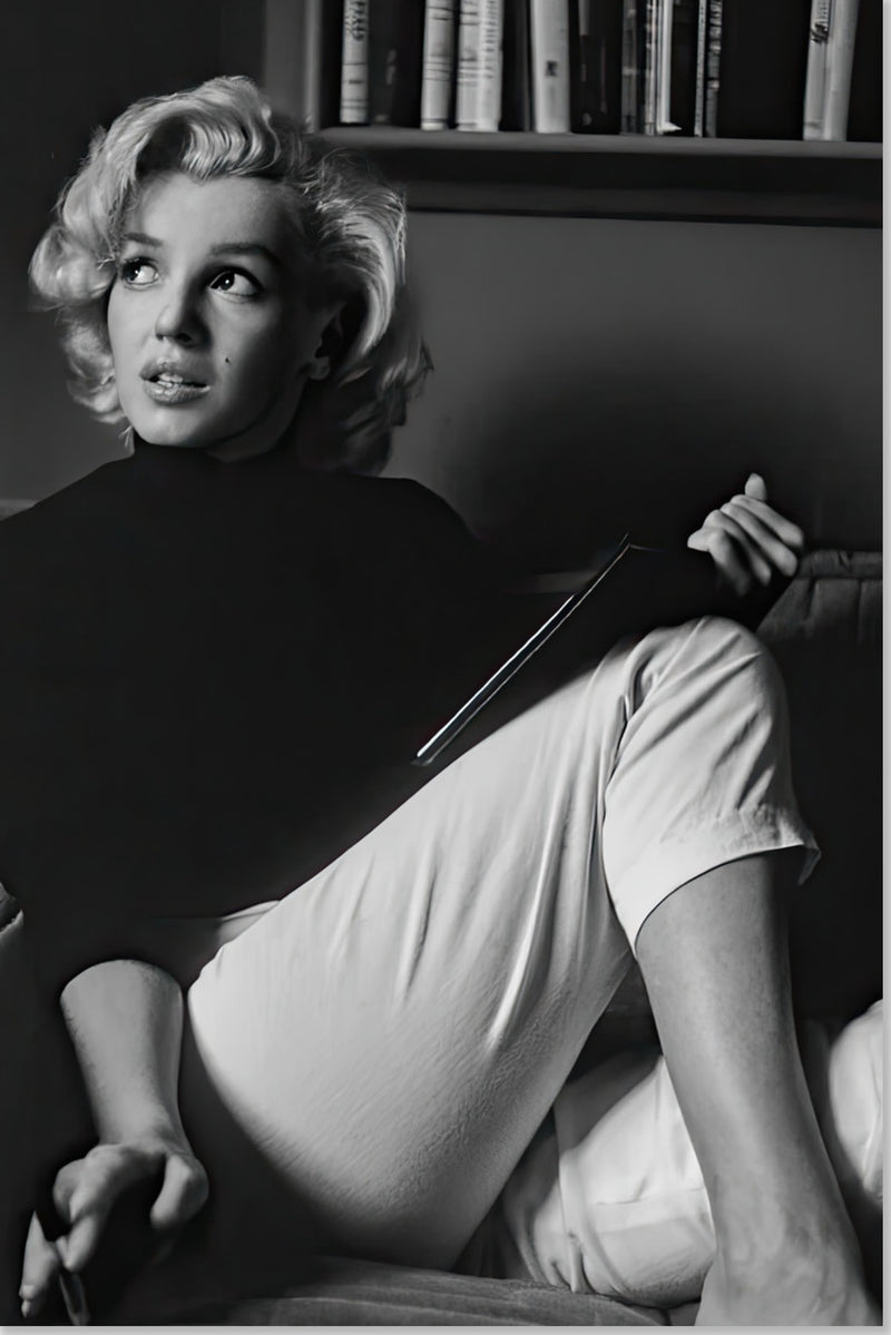 Marilyn Monroe - Reading Book