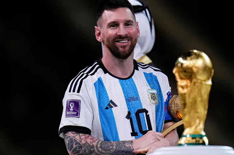 Lionel Messi Vince il Trofeo della Coppa del Mondo FIFA (Qatar 2022)