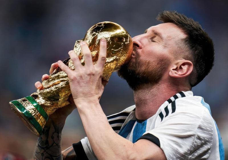 Lionel Messi kysser VM-trofeet - 2022 Argentinas seier