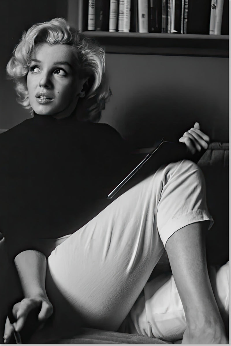 Marilyn Monroe - Reading Book