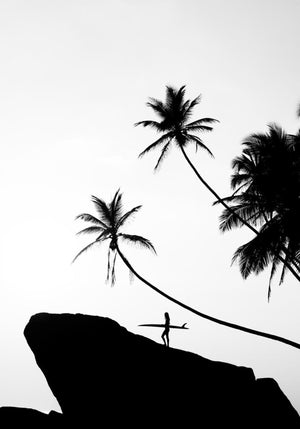 Surfeur sous les palmiers en Indonésie