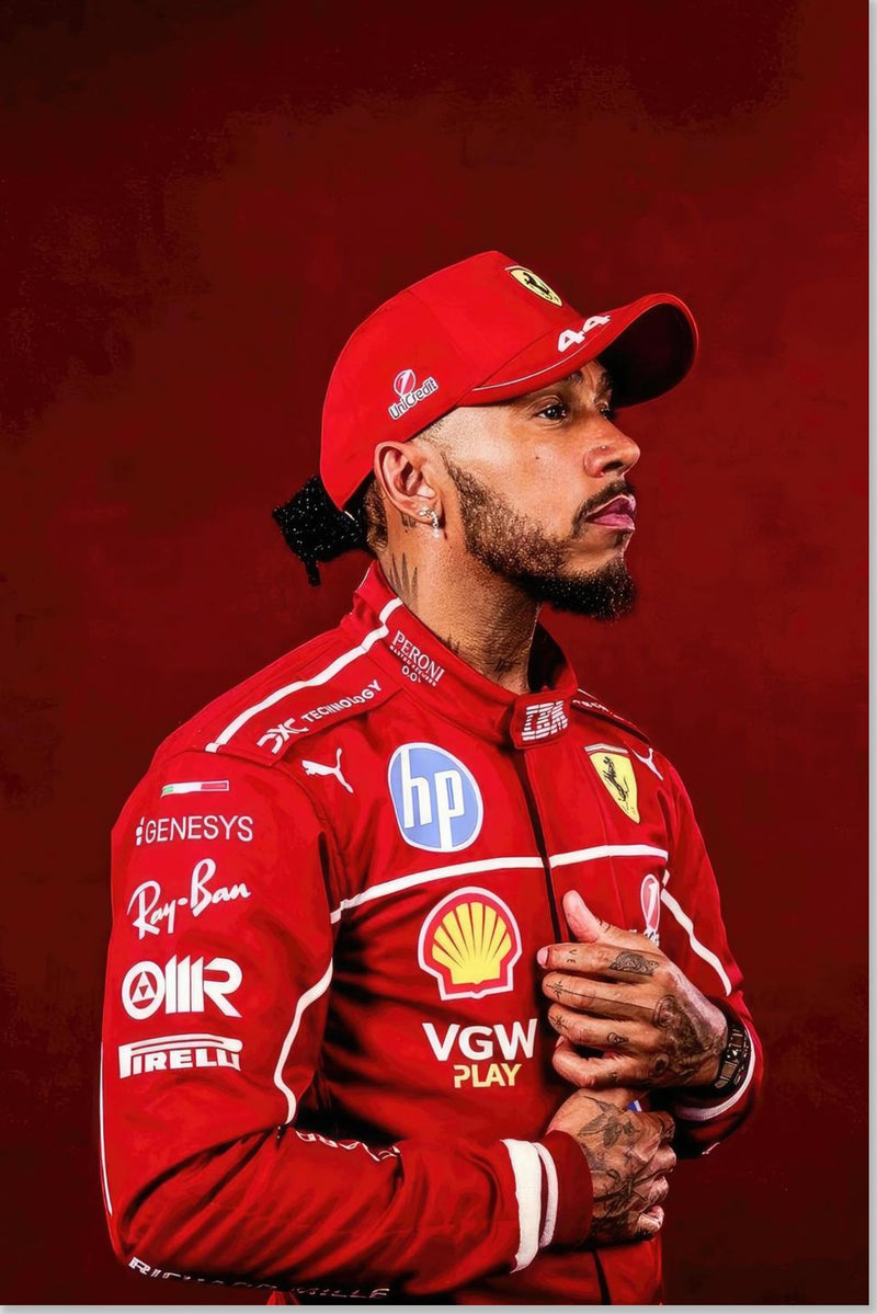 Lewis Hamilton avec une combinaison de course Ferrari