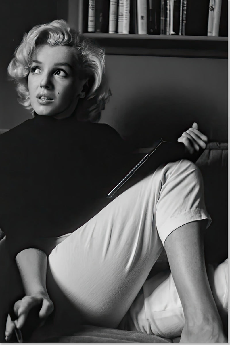 Marilyn Monroe - Reading Book