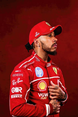 Lewis Hamilton avec une combinaison de course Ferrari