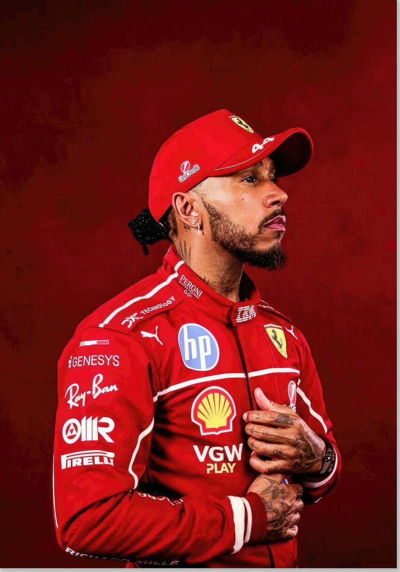 Lewis Hamilton avec une combinaison de course Ferrari