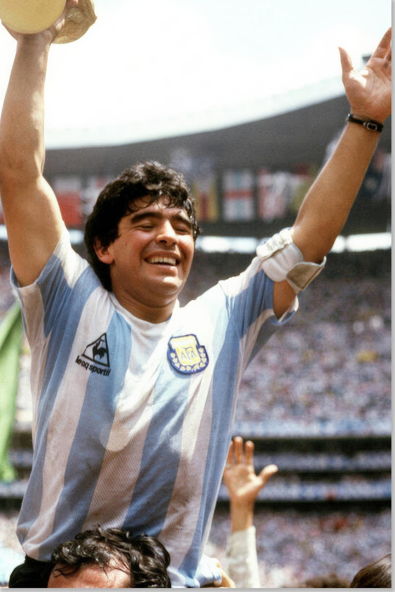 Diego Maradona tiene in alto la Coppa del Mondo 1986