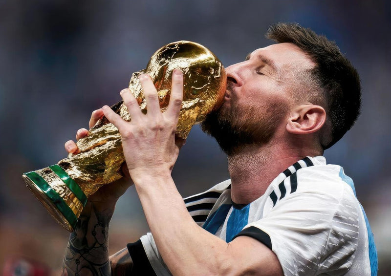 Lionel Messi kysser VM-trofeet - 2022 Argentinas seier