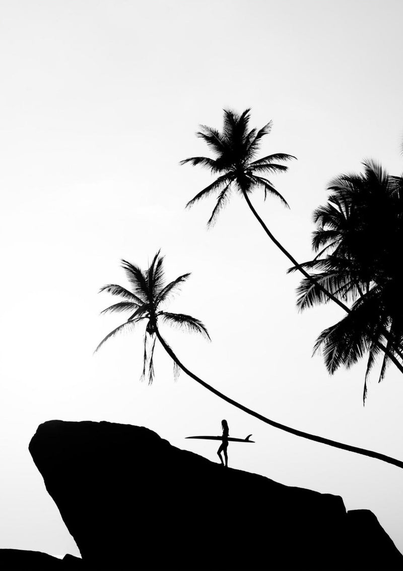 Surfeur sous les palmiers en Indonésie