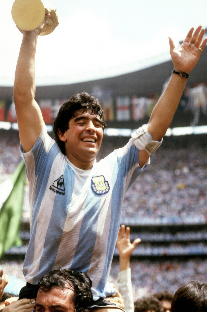 Diego Maradona tiene in alto la Coppa del Mondo 1986