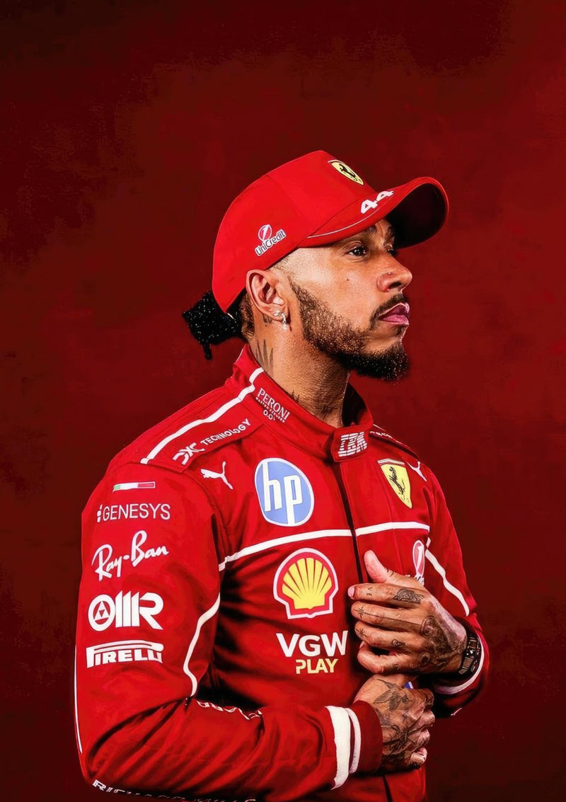 Lewis Hamilton avec combinaison de course Ferrari