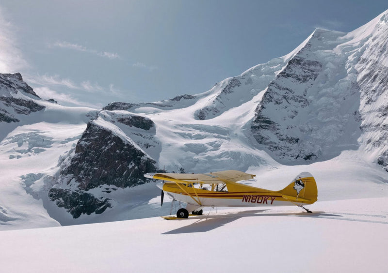Gletscherlandung - Gelbes Flugzeug in den Alpen