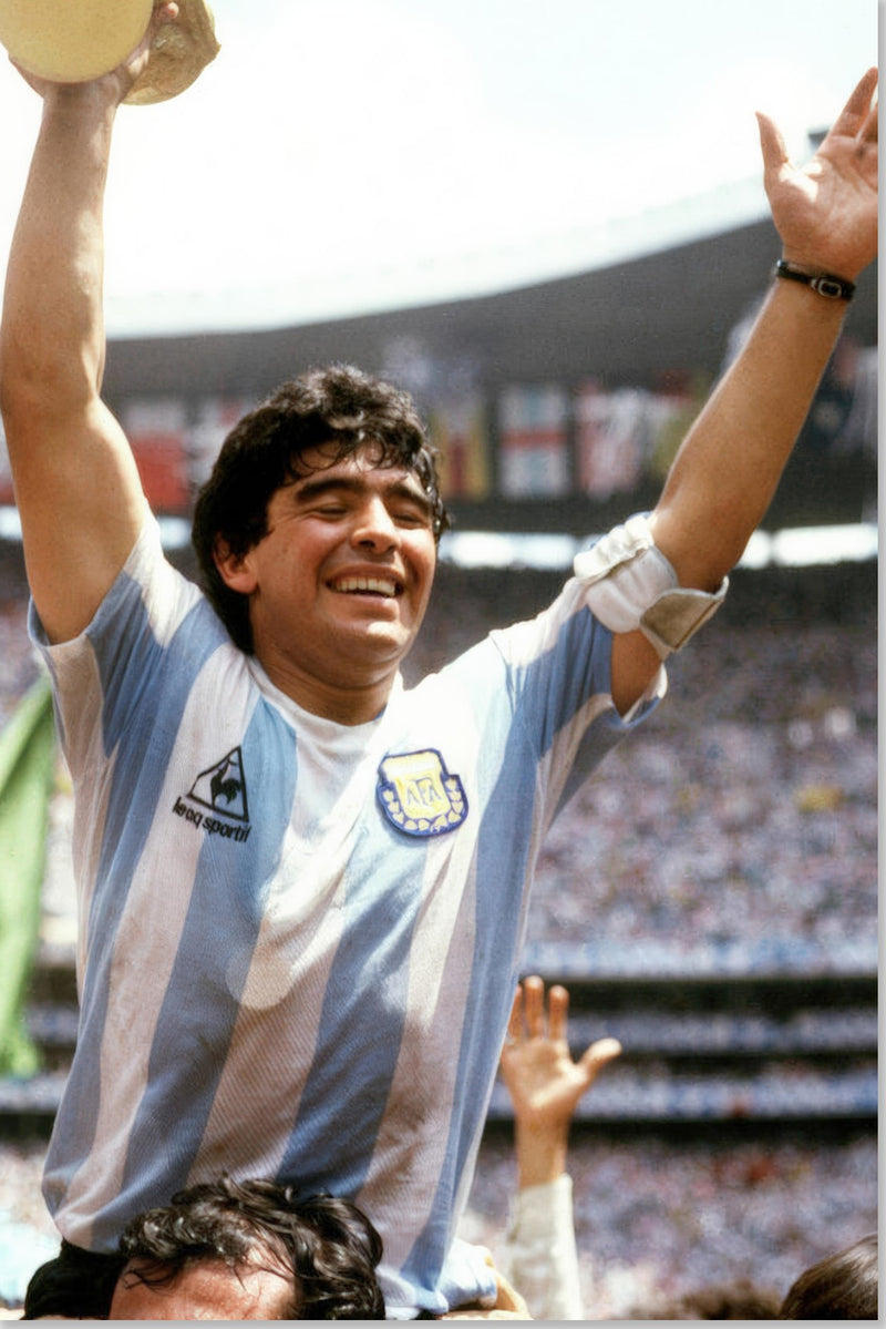 Diego Maradona tiene in alto la Coppa del Mondo 1986