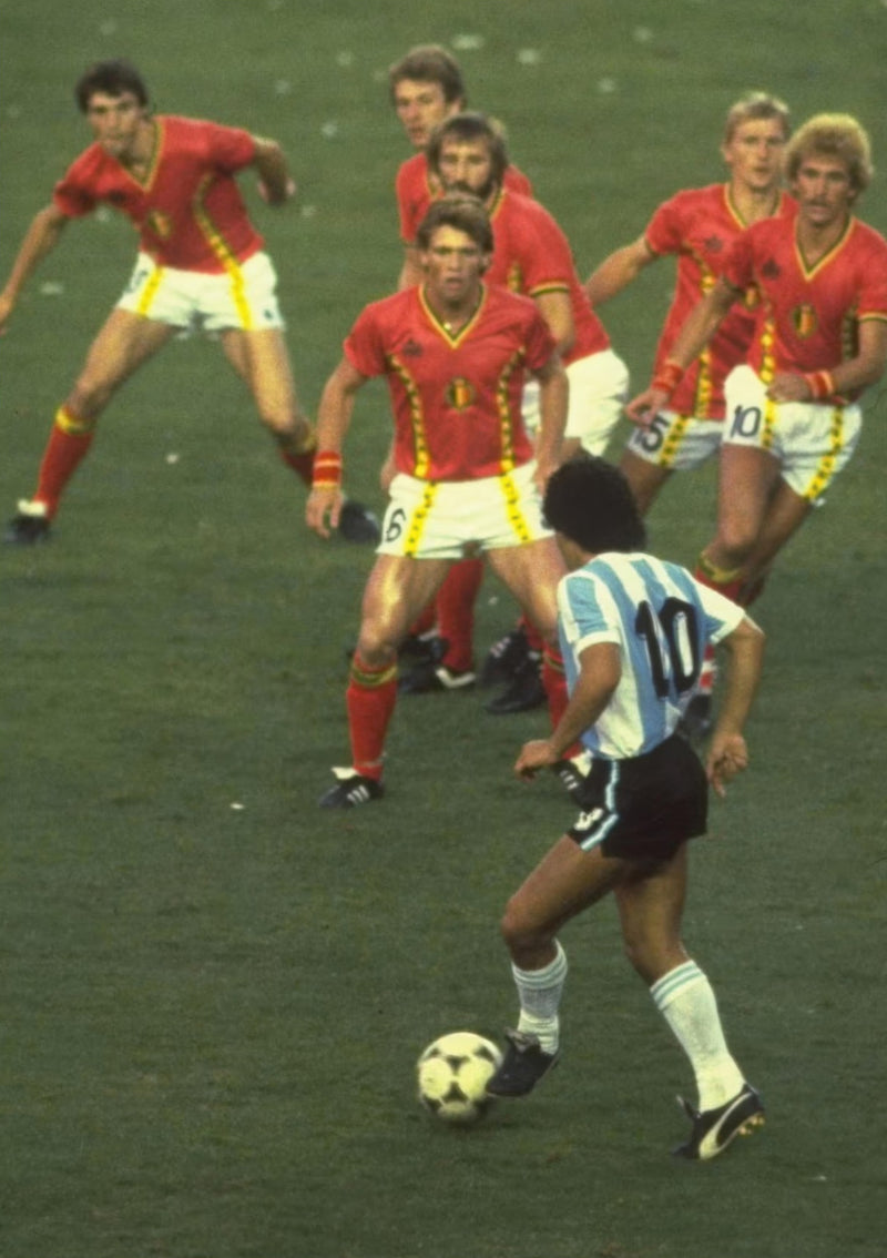 Diego Maradona contro il Belgio - Coppa del Mondo 1982