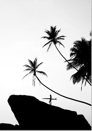 Surfista sotto le palme in Indonesia
