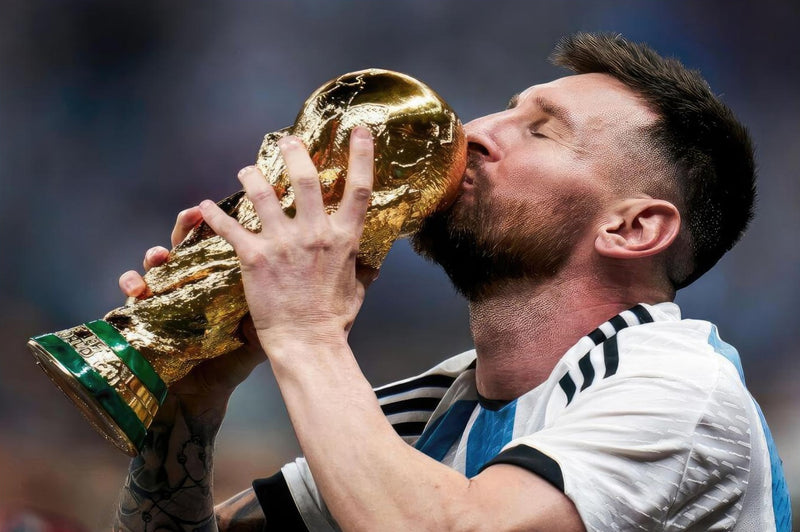 Lionel Messi kysser VM-trofeet - 2022 Argentinas seier