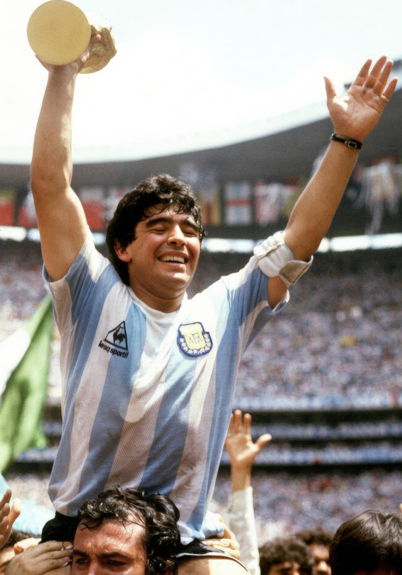 Diego Maradona tiene in alto la Coppa del Mondo 1986