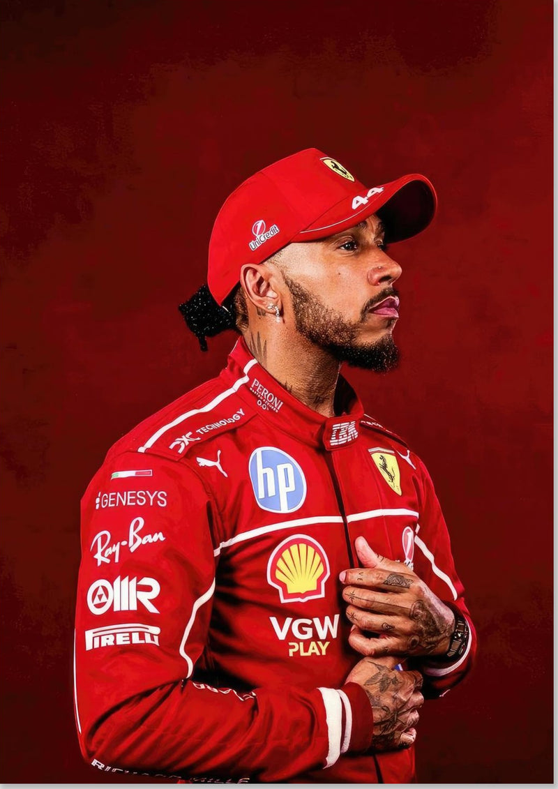 Lewis Hamilton avec une combinaison de course Ferrari