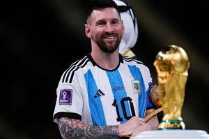 Lionel Messi gewinnt den FIFA-Weltmeisterschafts-Pokal (Katar 2022)