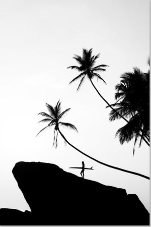 Surfeur sous les palmiers en Indonésie
