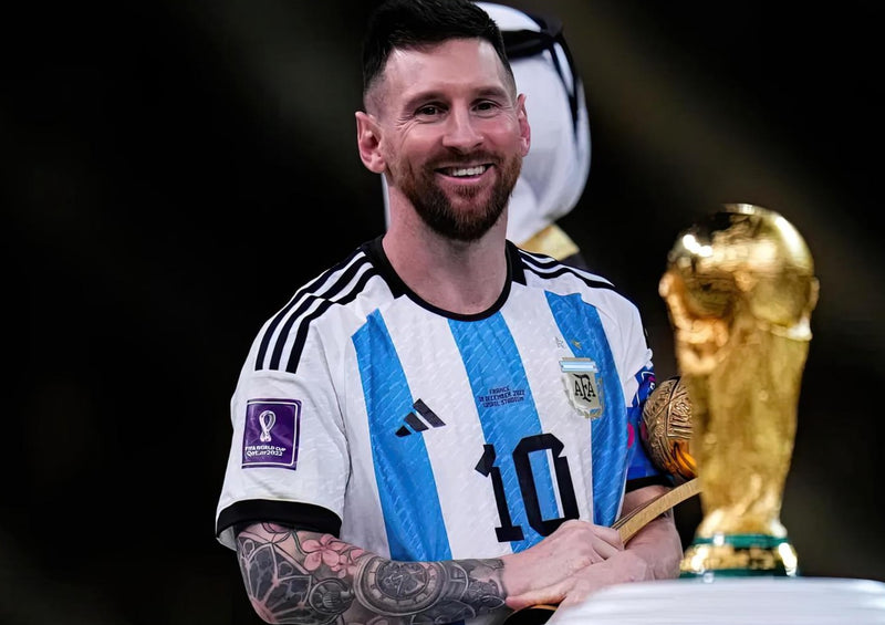 Lionel Messi gana el trofeo de la Copa Mundial de la FIFA (Catar 2022)