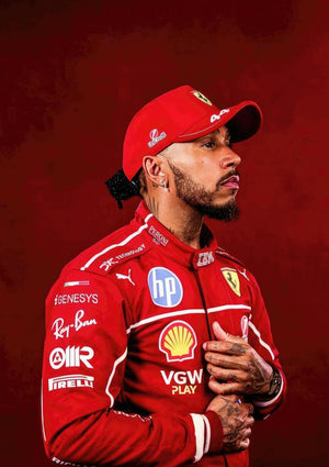 Lewis Hamilton avec combinaison de course Ferrari