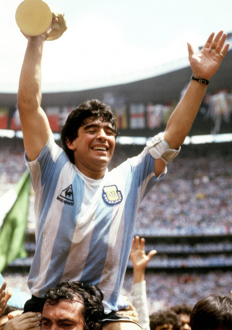 Diego Maradona tiene in alto la Coppa del Mondo 1986