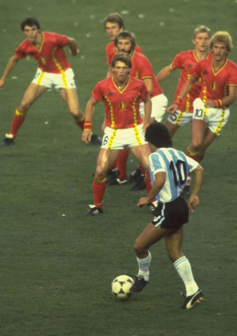 Diego Maradona contro il Belgio - Coppa del Mondo 1982
