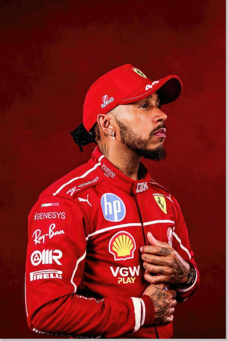 Lewis Hamilton avec une combinaison de course Ferrari