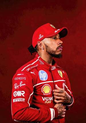 Lewis Hamilton con tuta da corsa Ferrari