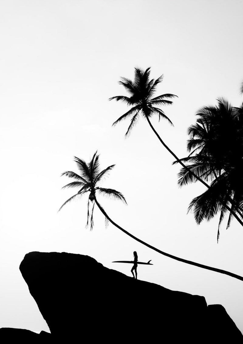 Surfeur sous les palmiers en Indonésie