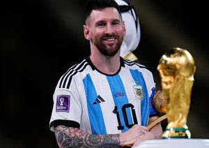 Lionel Messi gewinnt den FIFA-Weltmeisterschafts-Pokal (Katar 2022)