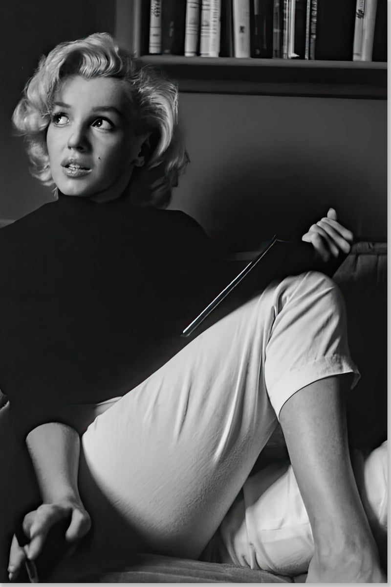 Marilyn Monroe - Reading Book