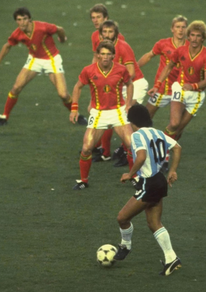 Diego Maradona contro il Belgio - Coppa del Mondo 1982