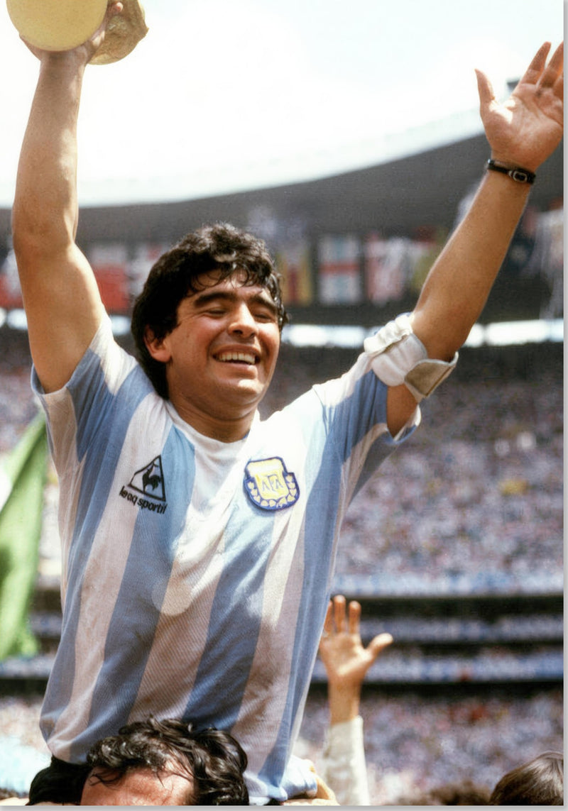 Diego Maradona tiene in alto la Coppa del Mondo 1986