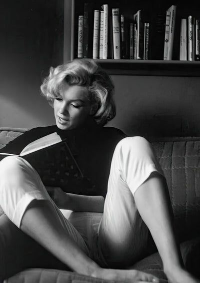 Marilyn Monroe - Lesen zu Hause
