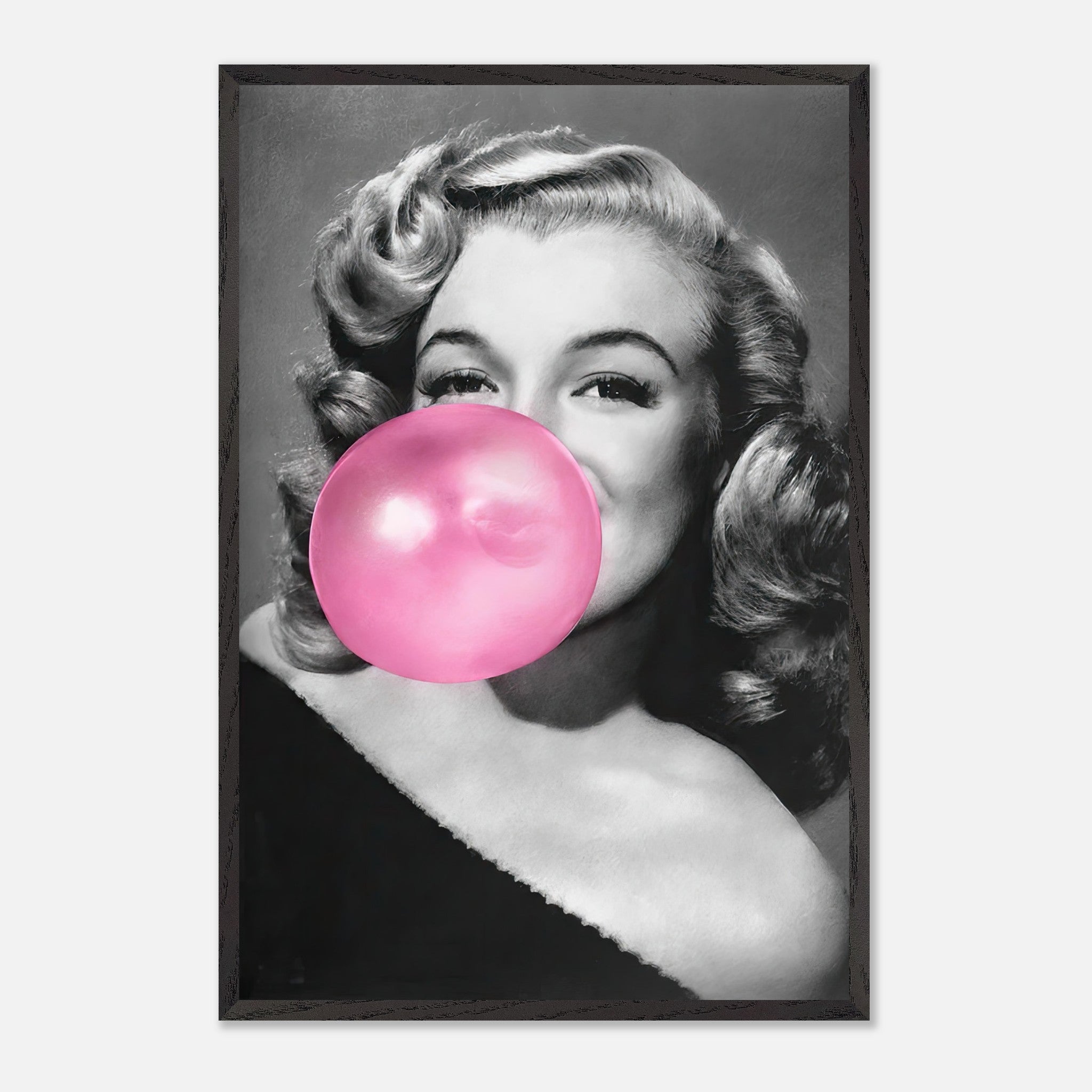 Marilyn Monroe vintage print with pink bubble gum, framed wall art for a stylish and playful decor touch.