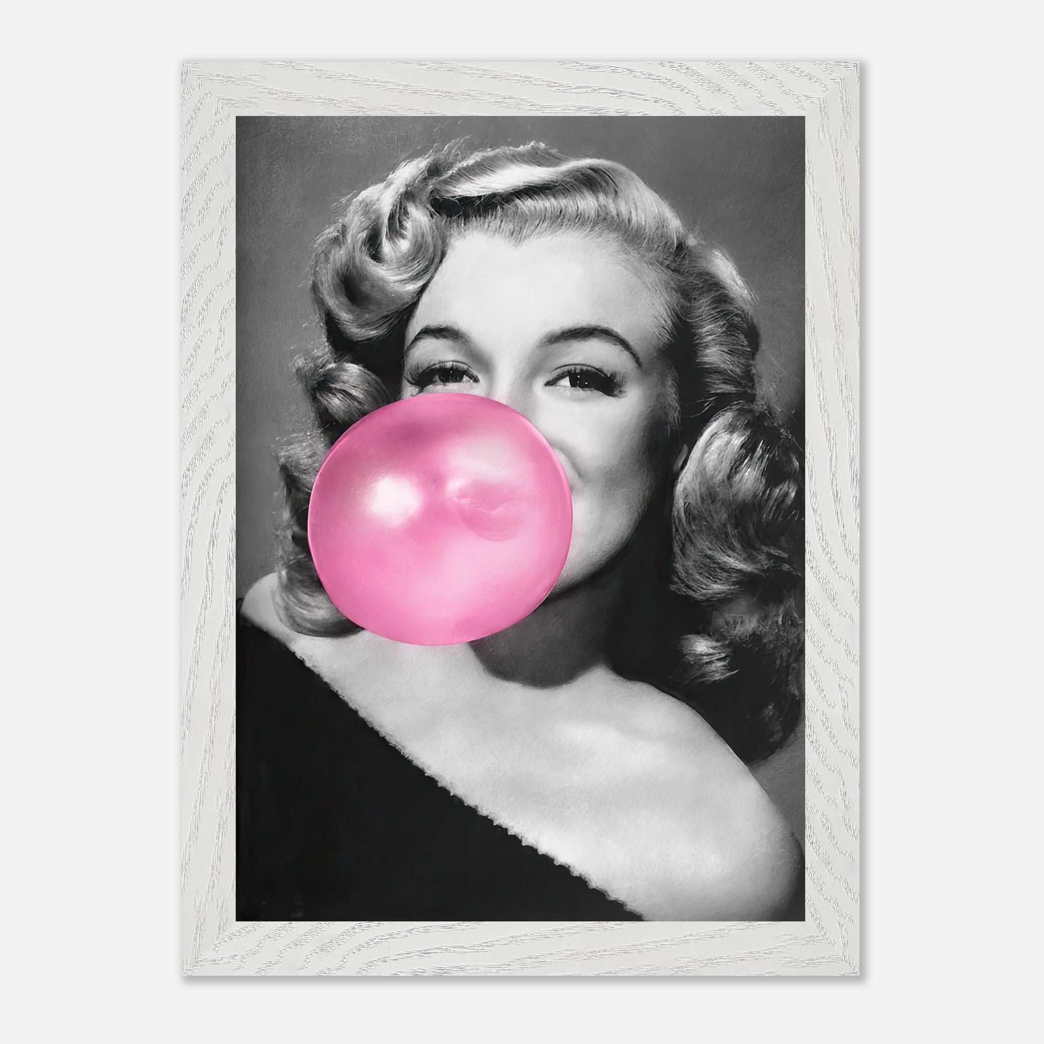 Marilyn Monroe vintage print blowing pink bubble gum in a stylish framed artwork.